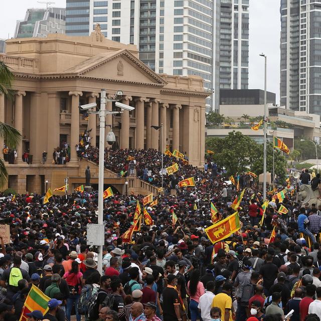 De nombreux manifestants ont pénétré dans le palais présidentiel à Colombo, un bâtiment datant de l'époque coloniale, situé en bord de mer et symbole du pouvoir au Sri Lanka. [Keystone - EPA/CHAMILA KARUNARATHNE]