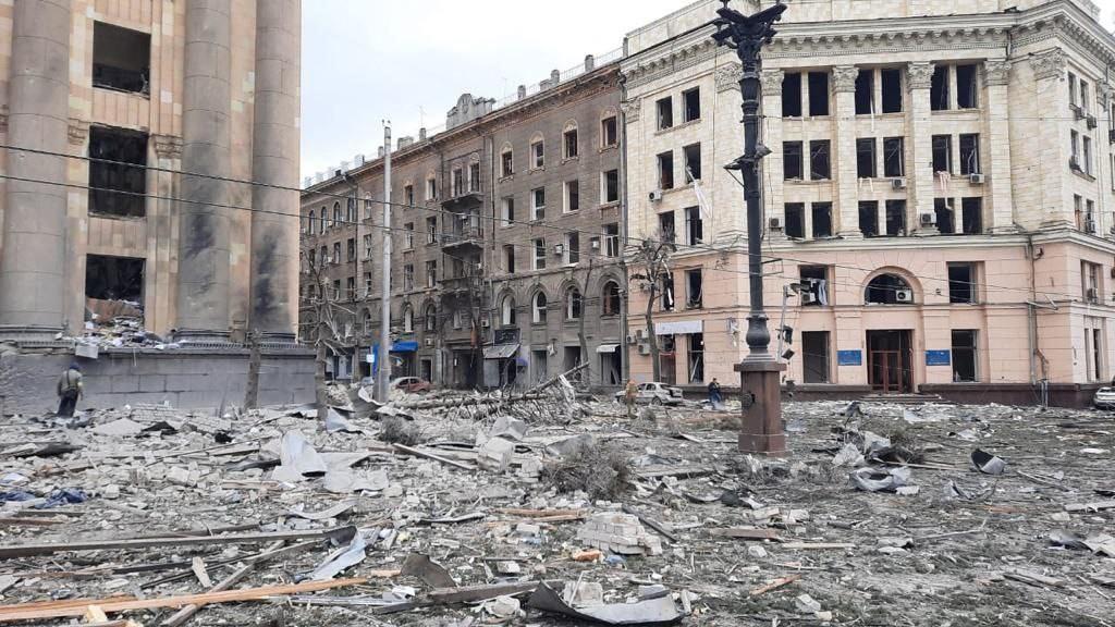 Bâtiments de l'administration de la ville de Kharkiv après un bombardement, 01.03.2022. [Ukraine Emergency Ministry Press Service/AFP - HANDOUT]
