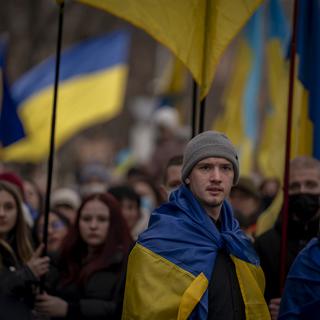 Des manifestants défilent dans la rue à Odessa, en Ukraine, dimanche 20 février 2022. [AP Photo/KEYSTONE - Emilio Morenatti]
