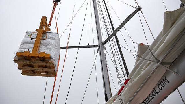 Des marchandises sont déchargées du Grain de Sail. [Hans Lucas via AFP - Mathieu Thomasset]