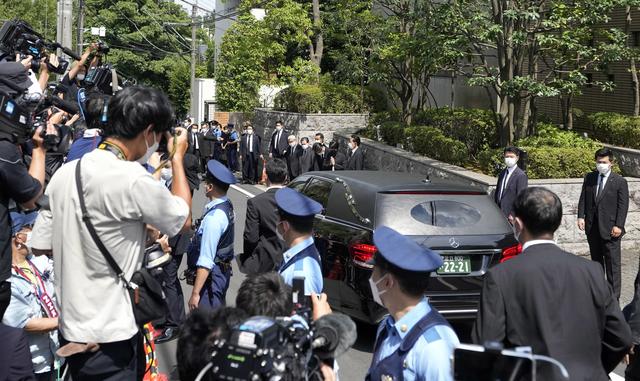 Le corps de Shinzo Abe a été ramené à son domicile. Ses funérailles sont prévues mardi. [Keystone - Kimimasa Mayama]