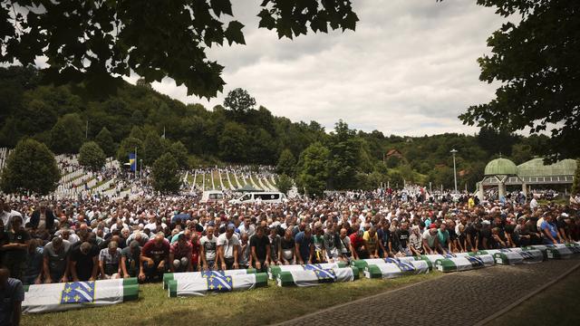 Lundi 11 juillet: des milliers de personnes prient lors de l'inhumation à Srebrenica de 50 victimes du génocide nouvellement identifiées. Ces corps rejoignent 6671 victimes déjà portées en terre dans le cimetière du centre mémorial du génocide. Environ 8000 hommes musulmans avaient été tués en juillet 1995 par les forces serbes de Bosnie, un crime qualifié de génocide par la justice internationale. [Keystone - AP Photo/Armin Durgut]