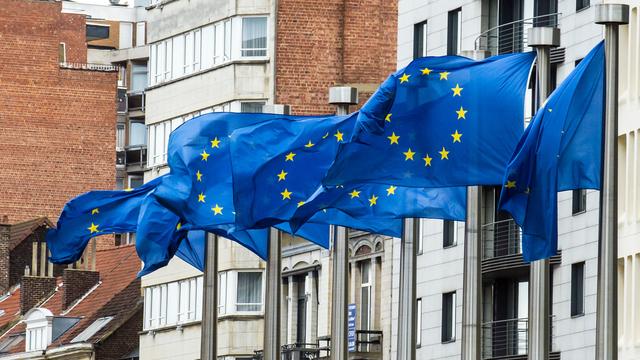 Des drapeaux européens au siège de la Commission européenne à Bruxelles. [Keystone/AP Photo - Geert Vanden Wijngaert]