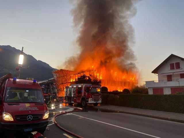 Les pompiers du Haut-Lac, de Cimo et des Dents du Midi ont prêté main-forte au Centre de secours et incendie du Chablais-Valais. [Police cantonale valaisanne]