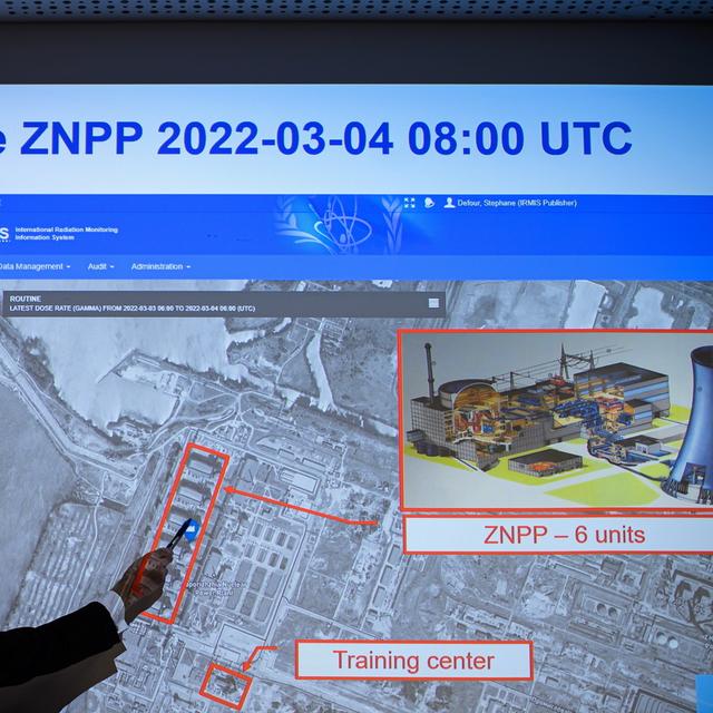 Le directeur général de l'AEIA illustre lors d'une conférence de presse la situation dans la centrale de Zaporojjia et ses six réacteurs nucléaires (rectangle de gauche). [EPA/Keystone - Christian Bruna]