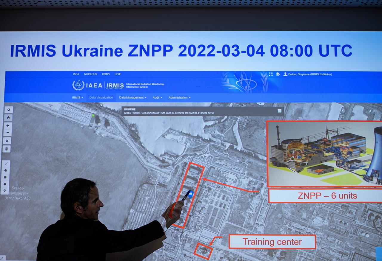 Le directeur général de l'AEIA illustre lors d'une conférence de presse la situation dans la centrale de Zaporojjia et ses six réacteurs nucléaires (rectangle de gauche). [EPA/Keystone - Christian Bruna]