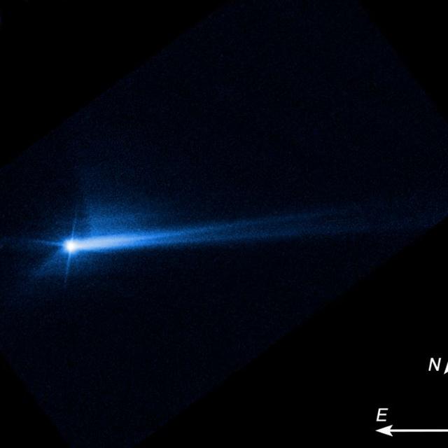 Cette image prise par le télescope spatial Hubble de la NASA, le 8 octobre 2022, montre les débris qui se sont détachés de la surface de Dimorphos 285 heures après l'impact intentionnel par le vaisseau spatial DART, le 26 septembre. La forme de cette traîne a changé au fil du temps. Les scientifiques continuent d'étudier ce matériau et la façon dont il se déplace dans l'espace, afin de mieux comprendre l'astéroïde. [NASA/ESA - STScI/Hubble]