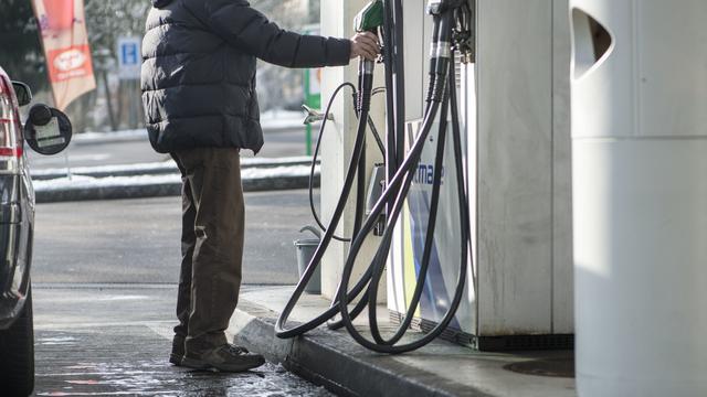 En France, l'indemnité carburant de 100 euros entre en vigueur pour les travailleurs. [Keystone - Christian Beutler]