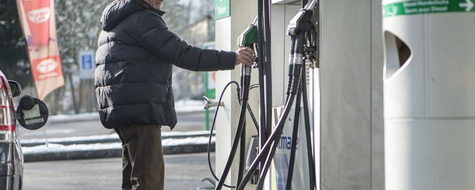 En France, l'indemnité carburant de 100 euros entre en vigueur pour les travailleurs. [Keystone - Christian Beutler]