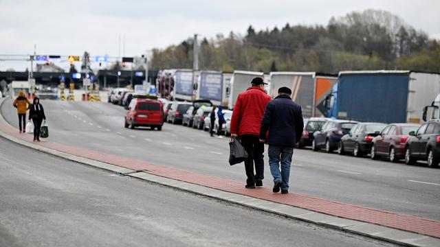 A la frontière polonaise, des milliers de réfugiés retournent en Ukraine pour les vacances de Pâques. [Keystone - Darek Delmanowicz]