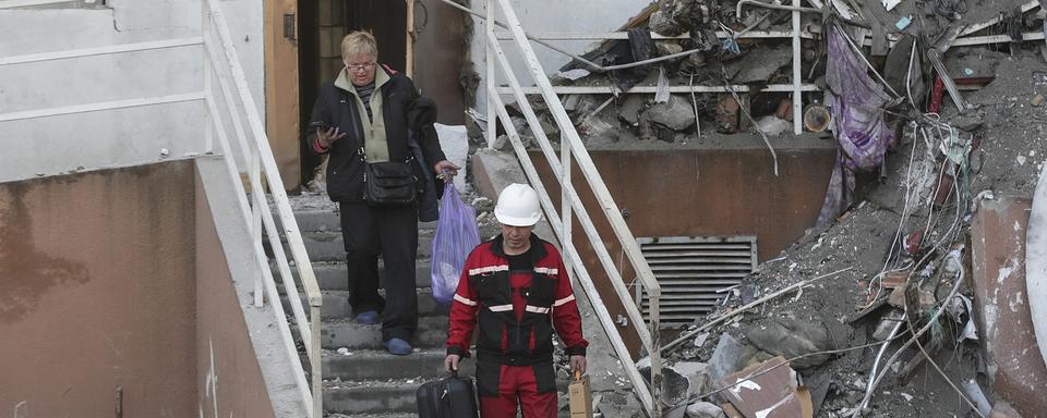 Un secouriste aide à l'évacuation d'une personne à Odessa, le 24 avril 2022. [AFP - Stepan Franko]