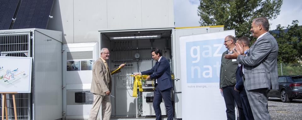 René Bautz, directeur général de Gaznat coupe le ruban lors de l'inauguration du premier réacteur de methanation au sein d'un poste de détente et de comptage le vendredi 25 septembre 2020 à Sion. [Keystone - Jean-Christophe Bott]