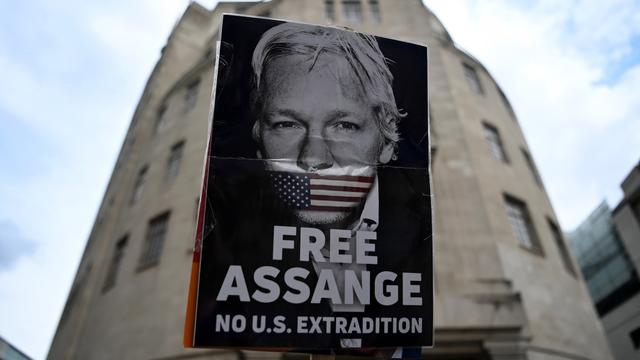 Le 17 juin, le gouvernement britannique a annoncé avoir signé le décret d'extradition vers les Etats-Unis de Julian Assange. [Keystone - EPA/ANDY RAIN]