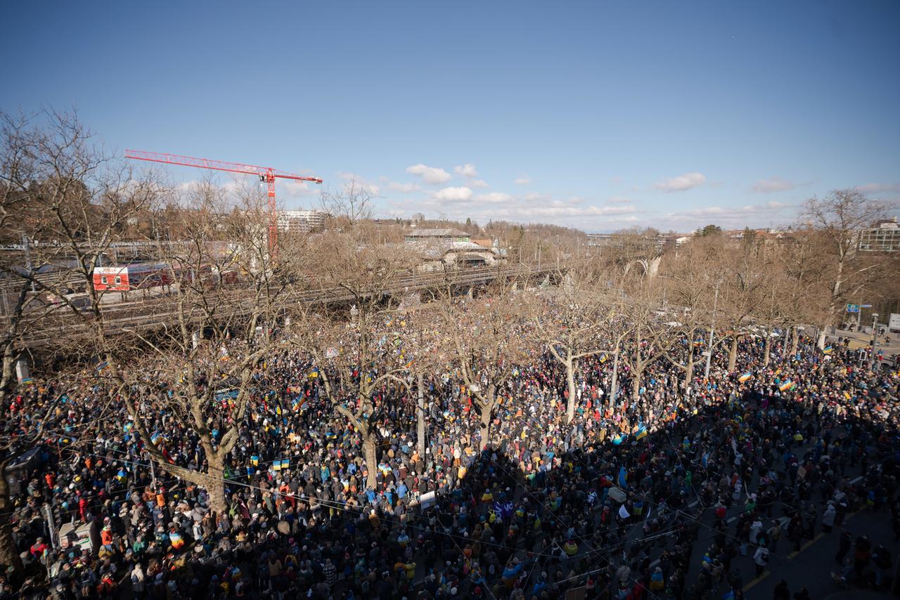 Une foule impressionnante s'est rassemblée à Berne samedi. [Keystone - Manuel Lopez]