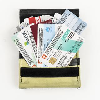 Différentes cartes d'assurance maladie suisses dans un porte-monnaie, photographiées à Zurich, Suisse, le 9 septembre 2019. [KEYSTONE - Christian Beutler]