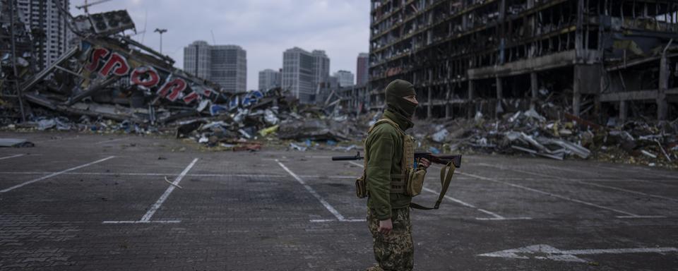 Un centre commercial détruit à Kiev. [Keystone/AP - Rodrigo Abd]