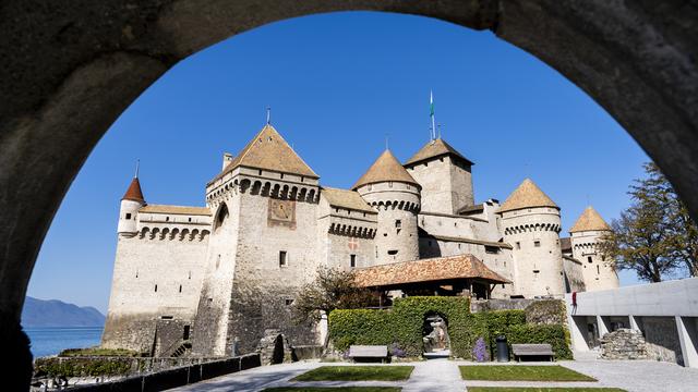 Le château de Chillon (VD) a clôturé l'année 2021 avec près de 200'000 visiteurs. Pour la première fois dans l'histoire du monument, les Suisses ont été majoritaires à venir le voir, représentant 65% en comparaison du public international. [KEYSTONE - JEAN-CHRISTOPHE BOTT]