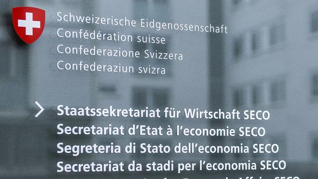 Les cas de sous-enchère salariale sont en légère baisse en 2021, note le Seco. [Keystone - Peter Schneider]