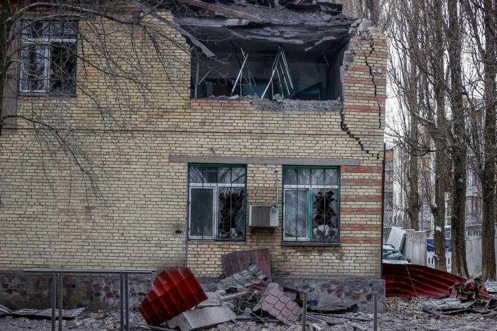 Une maison endommagée à Kiev après l'interception de drones kamikazes russes. [Anadolu Agency via AFP - Mustafa Ciftci]