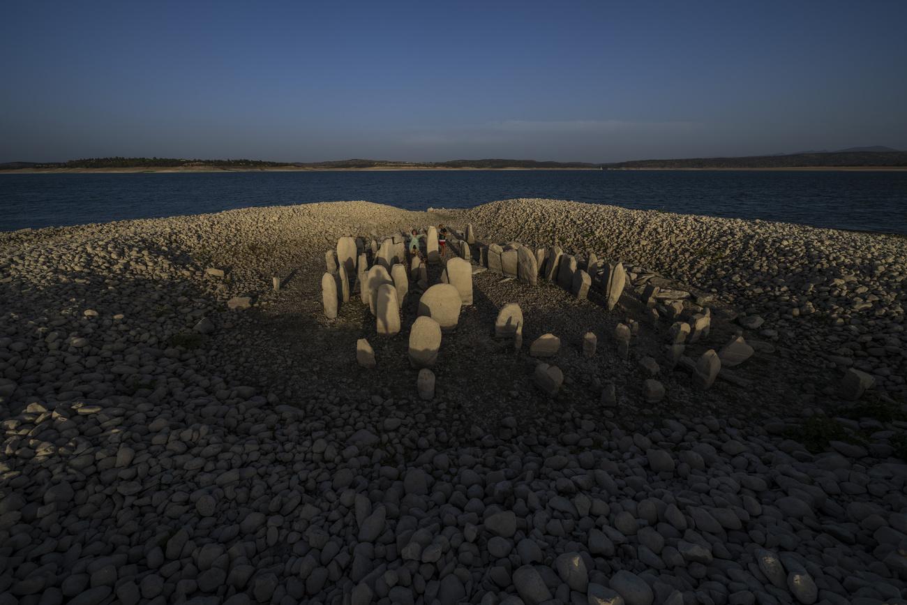 Dans le réservoir de Valdecañas en Estrémadure (ouest), un complexe mégalithique - baptisé "Stonehenge espagnol", en référence au site préhistorique anglais - a refait surface sur un îlot en raison de la sécheresse. [Keystone - AP Photo/Manu Fernandez]