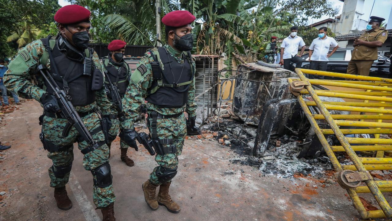 Des militaires patrouillent, après une nuit de violences et de colère dans la capitale du Sri Lanka, Colombo, le 1er avril 2022. [EPA/Keystone - Chamila Karunarathne]