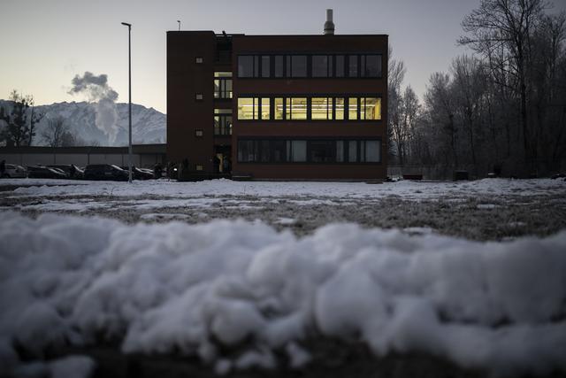 Une fois interpellés, les jeunes migrants sont amenés dans ce centre d'enregistrement, à Buchs (SG). [Keystone - Gian Ehrenzeller]