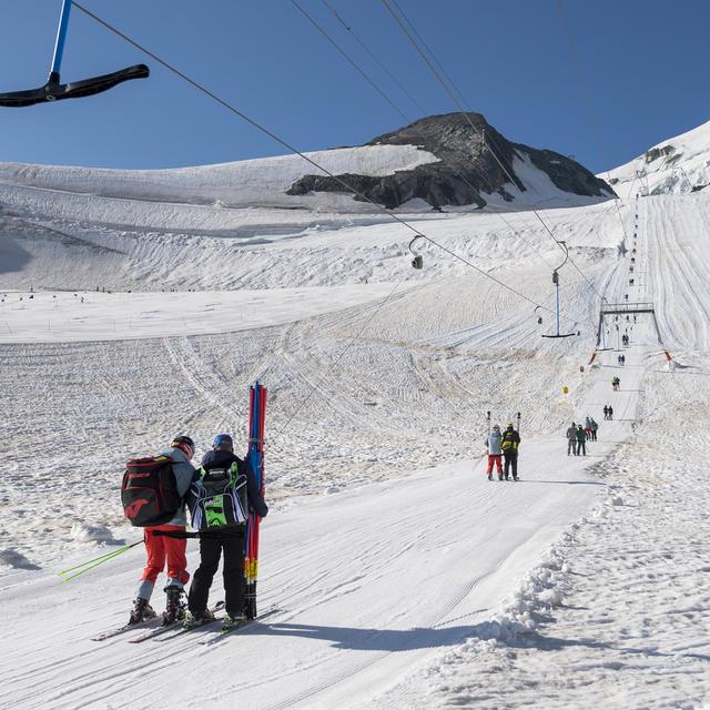 Contrairement à 2019 (photo), la neige est insuffisante pour skier sur le glacier de Saas Fee cet été. [Keystone - Jean-Christophe Bott]