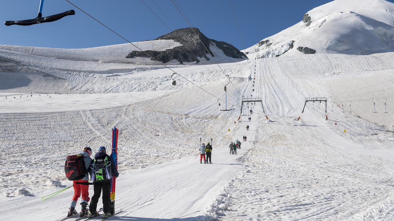 Contrairement à 2019 (photo), la neige est insuffisante pour skier sur le glacier de Saas Fee cet été. [Keystone - Jean-Christophe Bott]