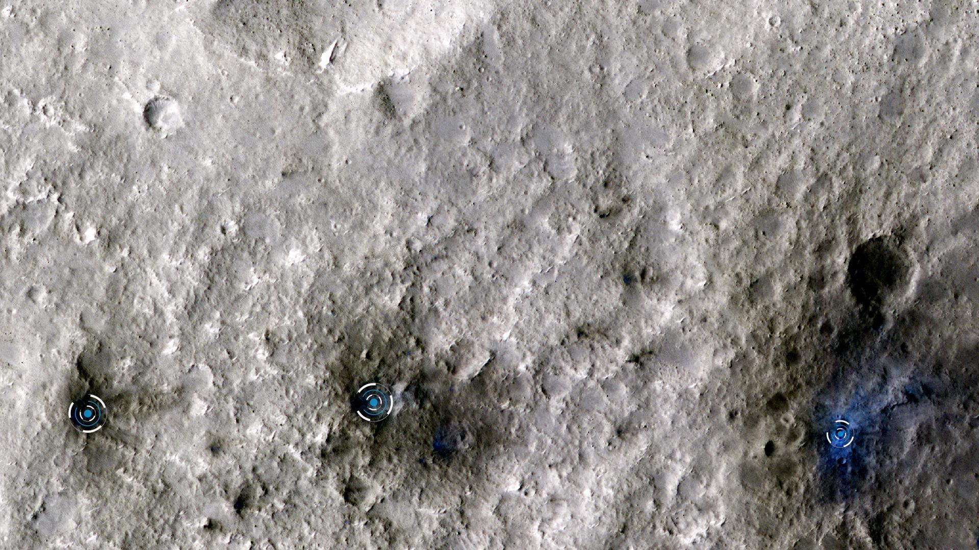 Ces cratères ont été créés après la chute d'une météorite sur Mars le 5 septembre 2021. L'impact a été détecté par InSight et l'image prise par Mars Reconnaissance Orbiter, avec sa caméra à haute résolution HiRISE. [NASA - JPL-Caltech/University of Arizona]
