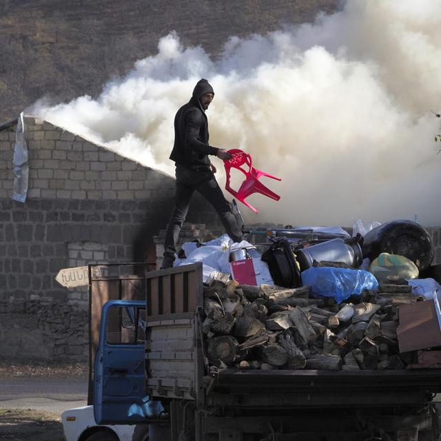 La principale route qui relie le Haut-Karabakh à l’Arménie est bloquée, ce qui crée de problèmes de ravitaillement. [Keystone - AP Photo/Dmitry Lovetsky]