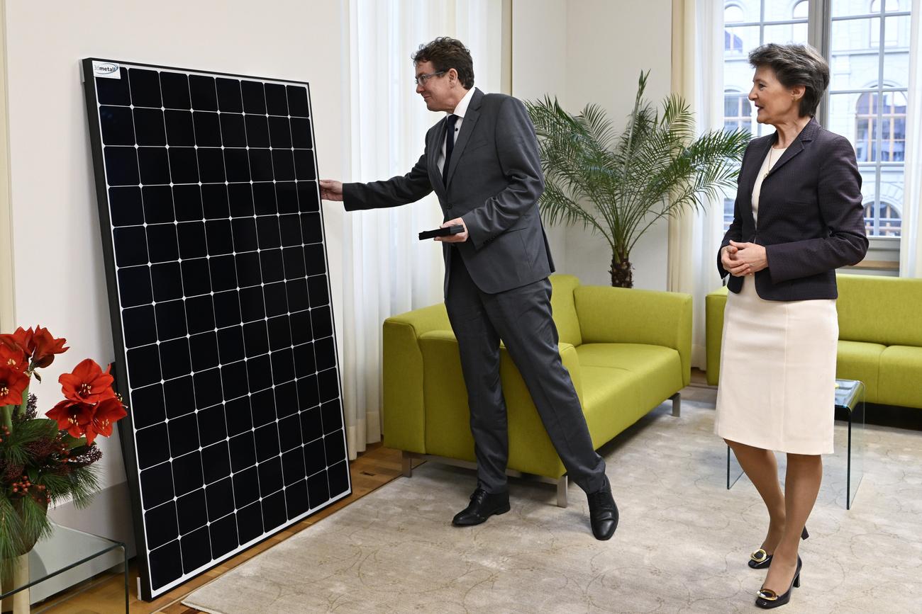 Albert Rösti a reçu un panneau solaire. [Keystone - Marcel Bieri]