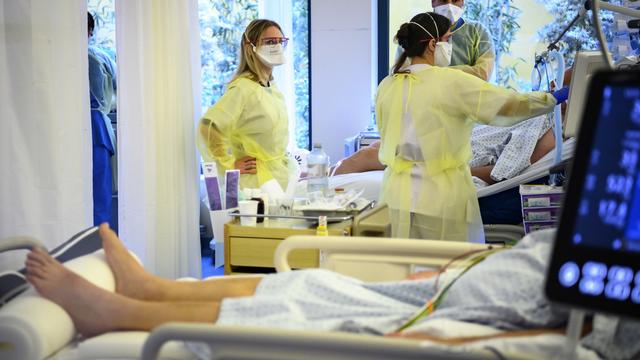 Le personnel médical du réseau hospitalier neuchâtelois traite des patients Covid le 21 décembre 2021. [Keystone - Laurent Gillieron]