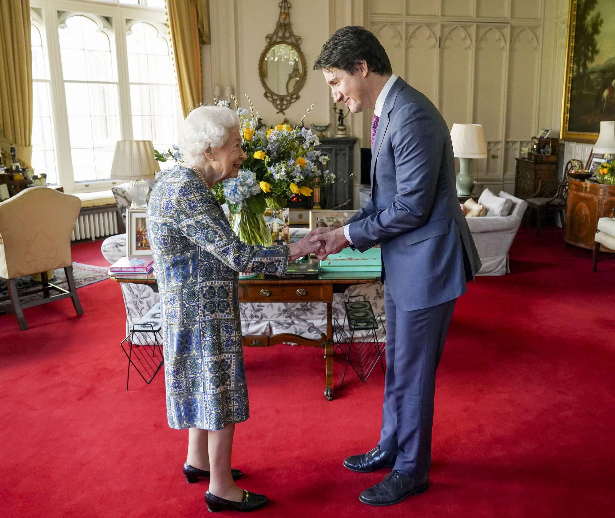 Le 7 mars 2022, le Premier ministre canadien Justin Trudeau s'est rendu au château de Windsor pour ce qui sera sa dernière rencontre avec la reine Elizabeth II. [AFP - Steve Parsons]