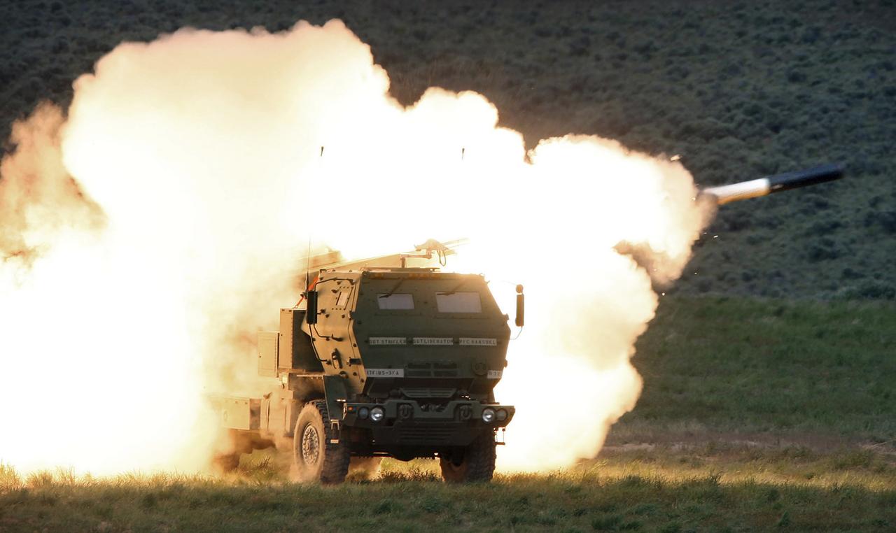 Un camion de lancement avec le système de lance-roquettes Himars. [Keystone - Tony Overman/The Olympian via AP, File]