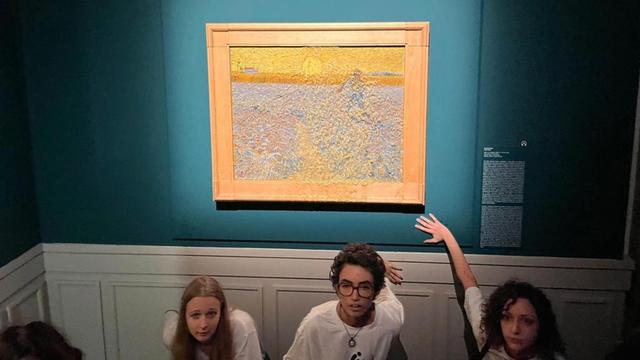 Des activistes du climat ont aspergé de soupe un nouvelle toile de Van Gogh, "Le Semeur" exposé au Palais Bonaparte à Rome. [EPA/Keystone]