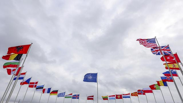 Les drapeaux des pays membres de l'OTAN flottent au vent devant le siège de l'OTAN à Bruxelles, le mardi 22 février 2022. [AP Photo - Olivier Matthys]