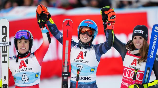 Le tiercé gagnant, de gauche à droite: Gut-Behrami, Shiffrin et Bassino. [Georg Hochmuth]