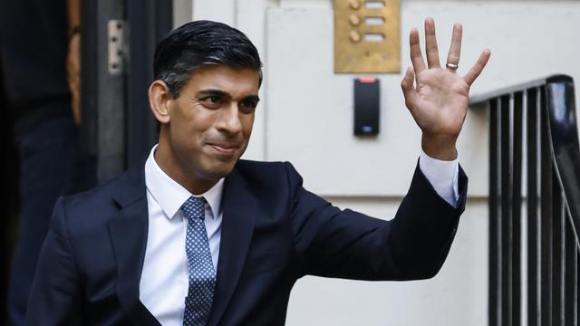 Rishi Sunak va devoir relever une économie britannique à genoux. [Keystone - AP Photo/David Cliff]