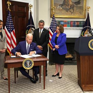 Le président américain a signé vendredi un décret pour tenter d'aider toutes les Américaines à avoir accès à la contraception. [AFP - Alex Wong]