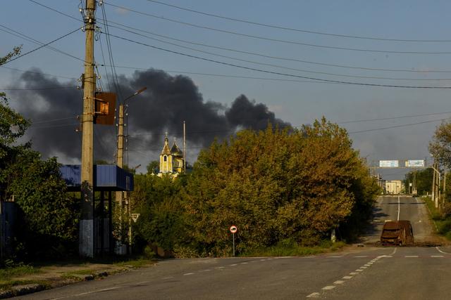 De la fumée s'élève au-dessus de la ville de Koupiansk. [Keystone/EPA - Oleg Petrasyuk]