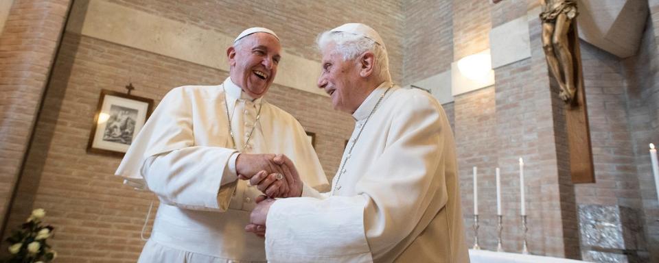 Le pape François avec le pape émérite Benoît XVI en 2016. [AFP - Osservatore Romano]