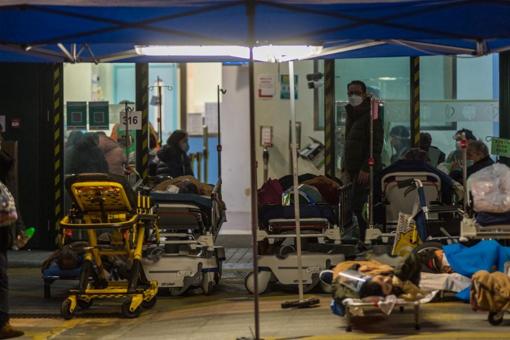 Des patients sont placés sur des lits d'hôpital à l'extérieur du service des accidents et des urgences du centre médical Caritas à Hong Kong, le 25 février 2022. [AFP - Marc Fernandes / NurPhoto]