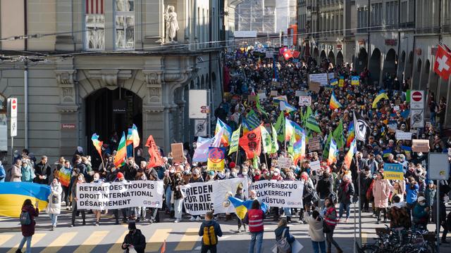 La manifestation organisée pour dénoncer la guerre en Ukraine a attiré plusieurs milliers de personnes à Berne samedi. [Keystone - Manuel Lopez]