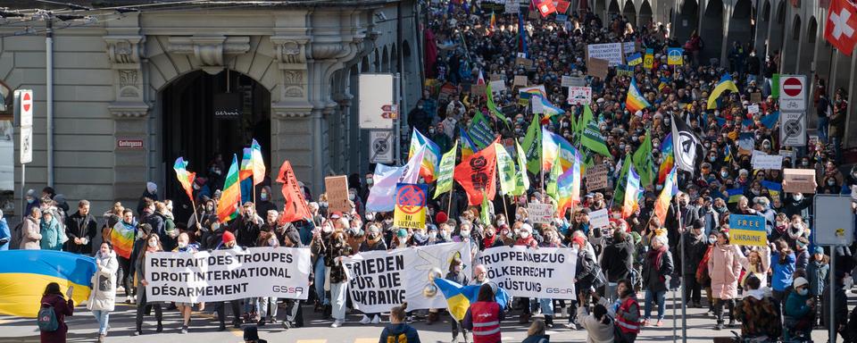 La manifestation organisée pour dénoncer la guerre en Ukraine a attiré plusieurs milliers de personnes à Berne samedi. [Keystone - Manuel Lopez]