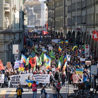 La manifestation organisée pour dénoncer la guerre en Ukraine a attiré plusieurs milliers de personnes à Berne samedi. [Keystone - Manuel Lopez]