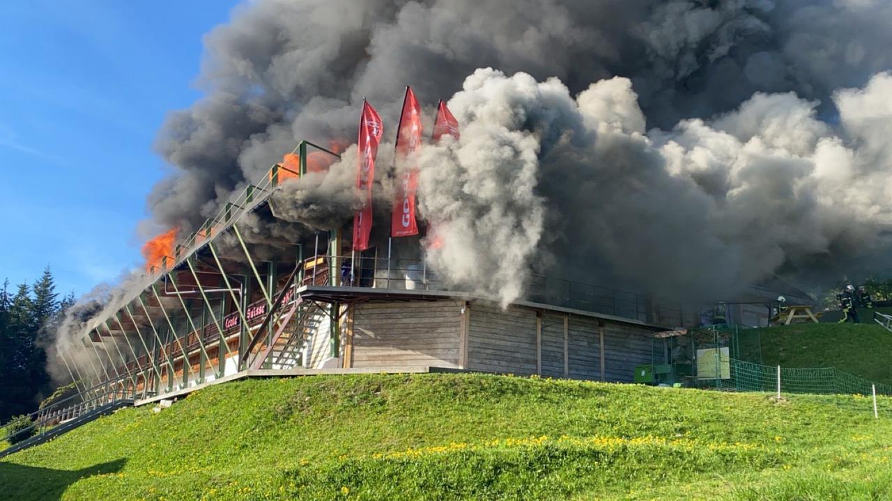 Le feu s'est propagé à toute la structure pour colonies de vacances à Torgon (VS). [Police cantonale Valais]