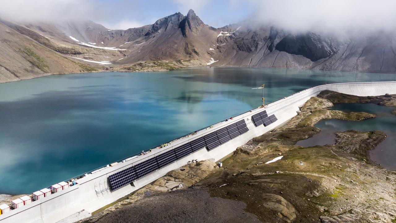 Axpo construit notamment des installations solaires sur des barrages, comme ici au Muttsee. [KEYSTONE - Gian Ehrenzeller]