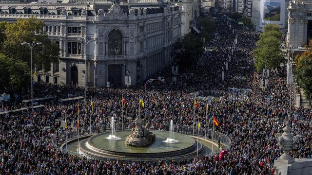 Manifestation massive pour la défense du système de santé public à Madrid. [Keystone - Manu Fernandez]