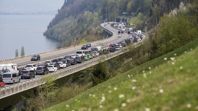 Après deux ans de pandémie, les traditionnels bouchons au Gothard ont été près de leur record, ce week-end de Pâques. [Keystone - Urs Flueeler]