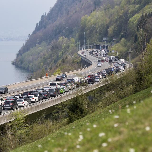 Après deux ans de pandémie, les traditionnels bouchons au Gothard ont été près de leur record, ce week-end de Pâques. [Keystone - Urs Flueeler]